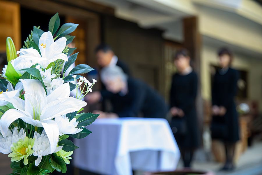 白いお花でお見送りするご葬儀の様子