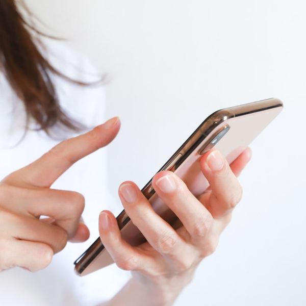 スマートフォンで電話をかける手元