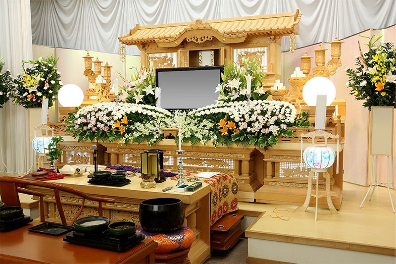 生花で飾った祭壇