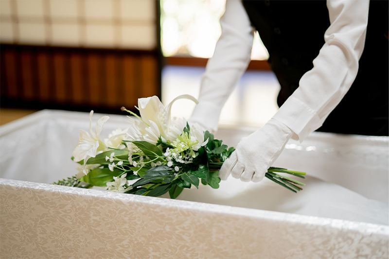 お棺に花を手向ける様子